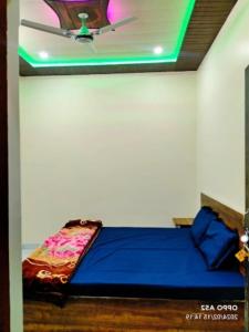 Postel nebo postele na pokoji v ubytování Hotel Mahadev guest house Fully AC OR NON AC Room In Varanasi