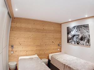 Posteľ alebo postele v izbe v ubytovaní Appartement Grand Standing 4* Centre Val-d'Isère, 54m², 4 pers, Balcon aménagé, Casier à Ski - FR-1-518-86