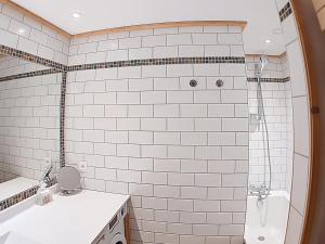 Kúpeľňa v ubytovaní Appartement Grand Standing 4* Centre Val-d'Isère, 54m², 4 pers, Balcon aménagé, Casier à Ski - FR-1-518-86 + 10 fotografií