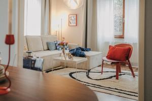 奥尔登堡LINDEN Apartment für bis zu 6 Personen mit Parkplatz, Terrasse, 2 Bäder und Babybett的客厅里有一张沙发和一张桌子。