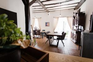 a living room with a table and chairs at Seminarhaus Heim Retreat, Fachwerkhaus von 1451, Yoga, Naturgarten für 10 Personen in Ellenz-Poltersdorf