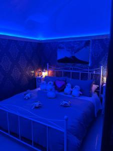 A bed or beds in a room at Donna Margherita Appartamento