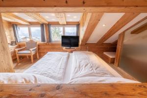 Televizorius ir (arba) pramogų centras apgyvendinimo įstaigoje Lifestyle & Spa Hotel Grächerhof