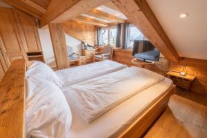 Lova arba lovos apgyvendinimo įstaigoje Lifestyle & Spa Hotel Grächerhof