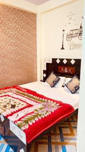 Postel nebo postele na pokoji v ubytování Hotel Mahadev guest house Fully AC OR NON AC Room In Varanasi