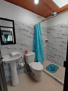a bathroom with a toilet and a sink at Donde Sara Tourist House in Murillo