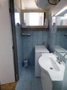 Un baño pequeño con lavabo e inodoro. en Studio Cabine,3 couchages, RDC, en Narbonne-Plage