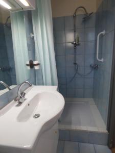 un baño con lavabo y ducha en Studio Cabine,3 couchages, RDC, en Narbonne-Plage