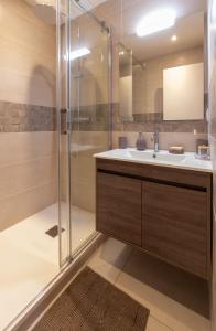 un bagno con lavandino e doccia di Séjour nature dans un charmant cottage a Saint-Aubin-dʼAubigné Altre 16 foto