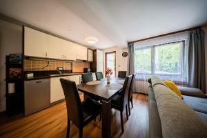 Η κουζίνα ή μικρή κουζίνα στο Flex SelfCheckIns 159 - Zagreb - 2 Bedrooms - Parking - Terrace