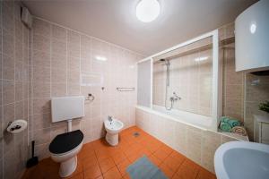 Ένα μπάνιο στο Flex SelfCheckIns 159 - Zagreb - 2 Bedrooms - Parking - Terrace