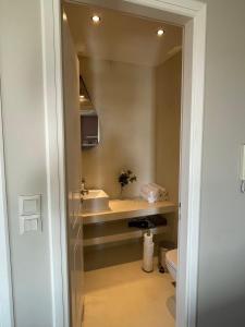 un baño con lavabo e inodoro en Stefanos by Hospi, en Kato Gouves 23 fotos más