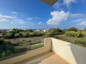 una vista desde el balcón de una casa en Stefanos by Hospi, en Kato Gouves