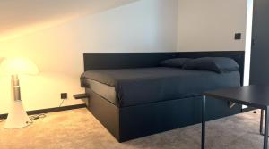 a bedroom with a bed with a table and a desk at Chambre Design 25m2 à 1mn du port de CASSIS in Cassis