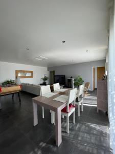 Una sala de estar con una mesa y sillas y un sofá. en Une villa en Provence, en Tartonne 35 fotos más