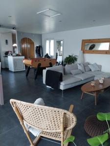 Una sala de estar con un sofá y una mesa de billar. en Une villa en Provence, en Tartonne