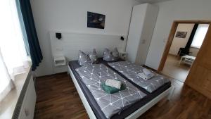 En eller flere senge i et værelse på Sunny apartment in Lüneburg + 4 billeder