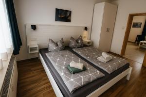 En eller flere senge i et værelse på Sunny apartment in Lüneburg