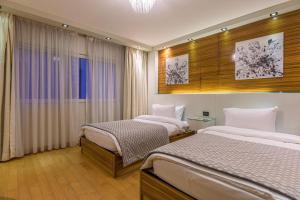 Postel nebo postele na pokoji v ubytování Lahoya Suites + 37 fotografií