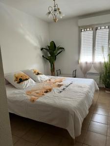 Ένα ή περισσότερα κρεβάτια σε δωμάτιο στο Appartement, 6 people, pool access, 10 minutes from Avignon,