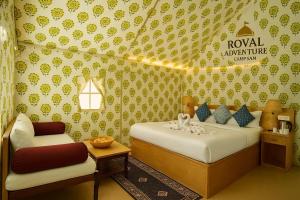 Royal Adventure Jaisalmer Resort客房内的一张或多张床位