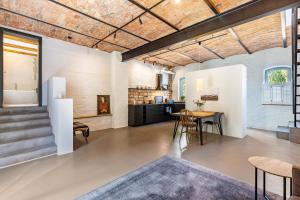 an open living room with a table and chairs at Ferienwohnung im Pferdestall in Angermünde
