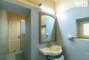 Koupelna v ubytování StayVista at Belmont House with Bonfire, Gazebo + 11 fotografií