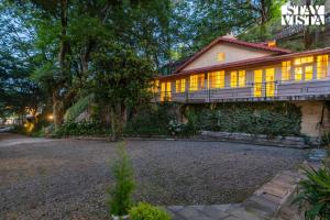 Zahrada ubytování StayVista at Belmont House with Bonfire, Gazebo