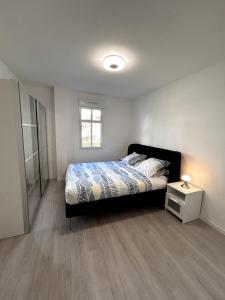 シェシーにあるFamily 3P Chessy Disneyのベッドルーム(大型ベッド1台、ナイトスタンド付)