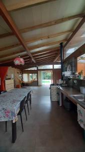 Η κουζίνα ή μικρή κουζίνα στο Suite ampla com entrada independente