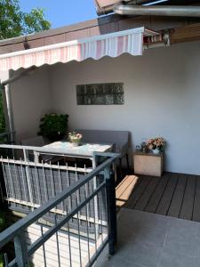 un patio avec une table et une terrasse dans l'établissement Haus Seeblick Markdorf, à Markdorf