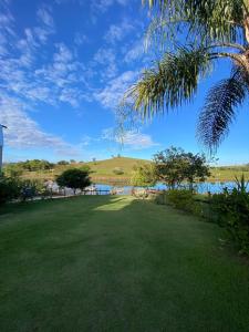 a park with a view of a body of water at Denobes Ranch in Ribeirão Claro
