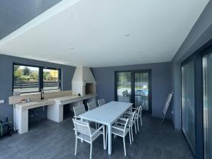 a dining room with a table and chairs at Villa Violeta & Katharina in Rovinjsko Selo