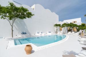 Peldbaseins naktsmītnē Santorini Crystal Blue Boutique Hotel vai tās tuvumā