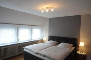Postel nebo postele na pokoji v ubytování Ferienwohnung Prikker, 65352
