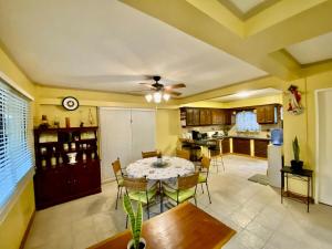 a kitchen and dining room with a table and chairs at Cindys Getaway in Ulot