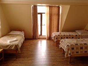 Rúm í herbergi á Mestiatour Guest House