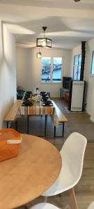 ein Zimmer mit Tischen und Stühlen in einem Zimmer in der Unterkunft Gîte Larrun Lodge in Sare