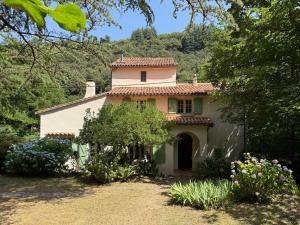a house in the middle of a yard at Les Cèdres in Valleraugue