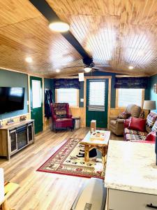 Μια τηλεόραση ή/και κέντρο ψυχαγωγίας στο Cozy Hollow Cabin By Avada Properties