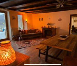 una sala de estar con una mesa y un sofá en Dharma Farm Retreat, en Mijoux