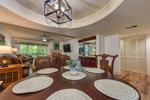 Μια τηλεόραση ή/και κέντρο ψυχαγωγίας στο Cs Creekside Condo By Avada Properties