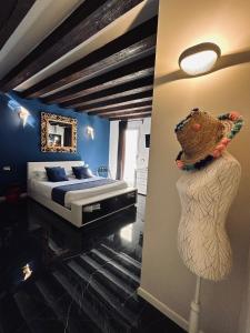 ein Schlafzimmer mit einem Bett und einem Kleid an einer Puppe in der Unterkunft Dimora Fattorini in Chioggia