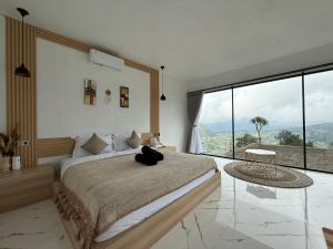 Un dormitorio con una cama grande con una ventana grande. en The Plato, en Baturaja 32 fotos más