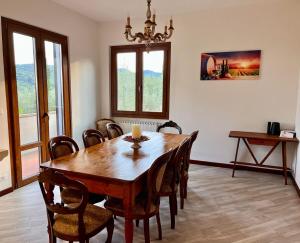 une salle à manger avec une table et des chaises en bois dans l'établissement Villa Fontalta, à Cavriglia