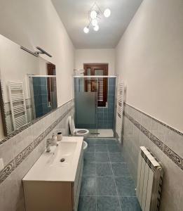 une salle de bain avec un lavabo, des toilettes et un miroir dans l'établissement Villa Fontalta, à Cavriglia 31 autres photos