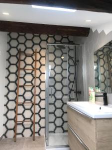 une salle de bain avec un mur avec une porte vitrée dans l'établissement 1 bedroom, Best location in Nice, à Nice