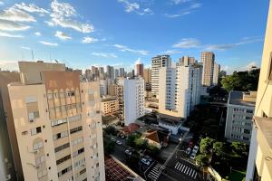 una vista de una ciudad con edificios altos en Confortável Flat no Centro, en Londrina