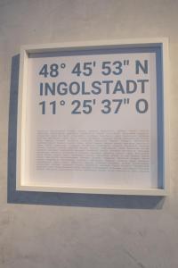 een bord in een frame op een muur bij CASA 8070 - Modern Living - Große Maisonette für Familien, Gruppen & Geschäftsreisende in Ingolstadt