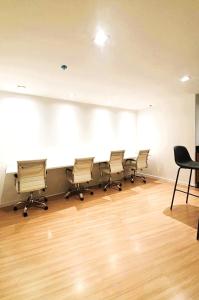 a room with a row of chairs in front of a wall at UniHome Niterói by Housi in Niterói +16 photos